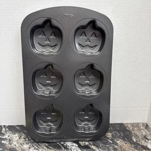 Wilton Jack-o-Lantern Mini Cakes Pan 6 Cavities - Non Stick - Picture 1 of 5