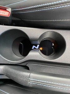 Hyuinda i20 i20N - glänzend schwarz Tassenhalter Einsatz mit 3D N Logo - Bild 1 von 3