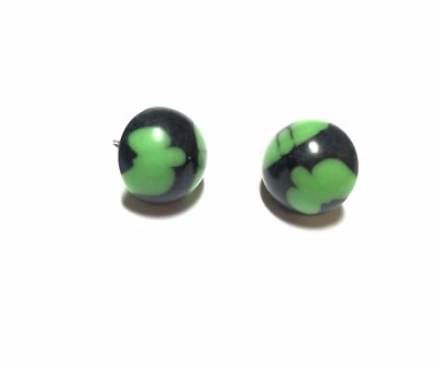 Aretes de botón retro pequeños lucite vintage batik negro y verde Foto 1 de 4