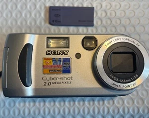Cámara digital Sony Cyber-shot DSC-P51 2,0 MP - plateada - Imagen 1 de 3