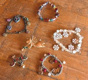 Schmuck Konvolut Stretch Weihnachten Armbänder Pins, Perlen & Herz Medaillon Armband - Bild 1 von 13