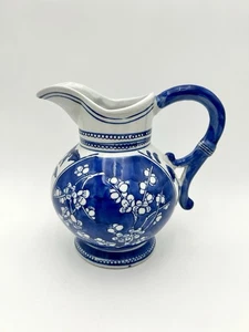 Blumenvase Krug blau weiß Porzellan Dekor Blumen asiatische Chinoiserie EUC 7" - Bild 1 von 8