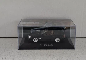 Mercedes Benz SL 600 (R230) Baujahr 2004 schwarz 1:43 Ixo Altaya in PC Vitrine - Bild 1 von 4