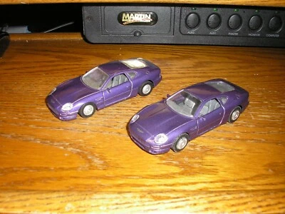 Lote de 2 1/40 Maisto 4 1/2" Aston Martin DB7 Cupé Púrpura con Acción Pull Back Foto 1 de 4