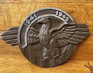 Placa de servicio de metal original de los militares estadounidenses de la Segunda Guerra Mundial "Ruptured Duck 1941-1945" - Imagen 1 de 2