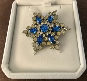 PRETTY TIERED VINTAGE STAR BROOCH IN BLUE & CLEAR RHINESTONES - Bild 1 von 2