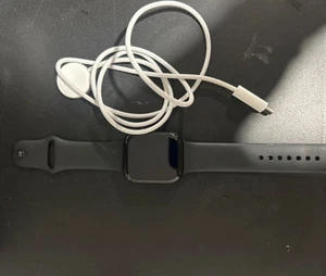 Apple Watch série 10 46 mm LTE noir de jais aluminium - bracelet sport noir S/M, jamais utilisé - Photo 1 sur 1