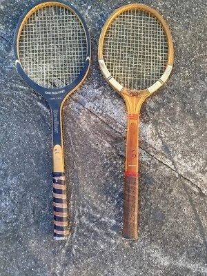 Lot de 2 raquettes de tennis Dunlop vintage bois Sureliner et une Maxply - Photo 1/4
