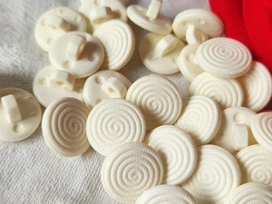Lot 30  boutons blanc creme spirale  fond d'atelier  pied 1,6 cm   ref 1636 - Picture 1 of 2