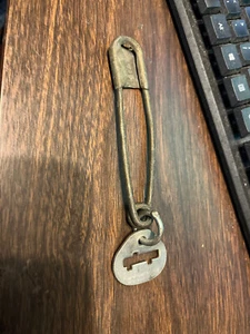"Pin grande de seguridad para lavandería con soporte para etiquetas de llave vintage, 5"" minero minería 1921 y #709" - Imagen 1 de 4