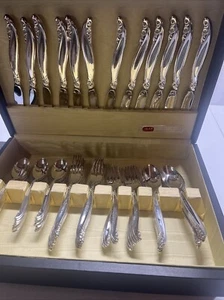 Vintage 95-teiliges 1847 Roger’s Bros. Besteckset mit Aufbewahrungstruhe aus Holz. - Bild 1 von 12