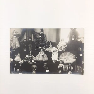 Photo Carte Postale dans B/N Baby-Foot, Motiven Une Show de Poupées Du Epoque - Picture 1 of 2