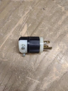 Leviton GRDG Nema 5-20 Plug 20 Amp 125 Volt 1Z-2207-F24 - Picture 1 of 3