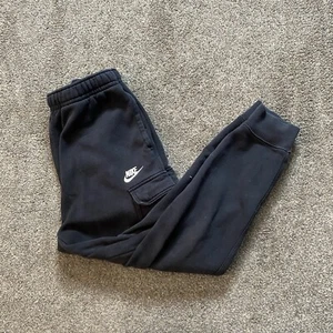 Kleine Nike Jogginghose Club Fleece Cargohose für Herren schwarz Jogger CD3129-010 - Bild 1 von 6
