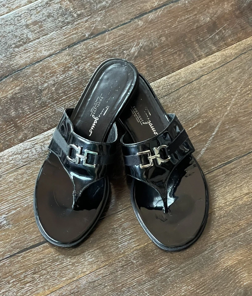 Sandálias lisas Ferragomo couro envernizado preto 6,5 ~logotipo prata designer HW Lux - Imagem 1 de 4