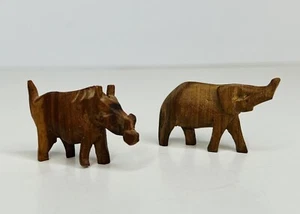2 miniature animali selvatici in legno intagliato a mano elefante facocococo cinghiale safari figure  - Foto 1 di 7