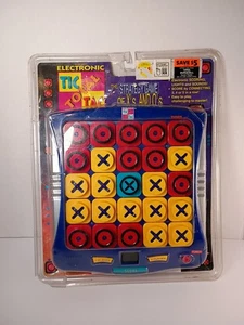 Tiger Electronics Tic Tac Total gioco di strategia X's & O's 1998 vintage aperto - Foto 1 di 7