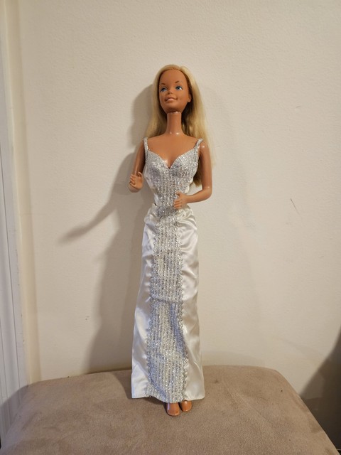 Roupa para boneca Barbie em crochê - vestido frente única