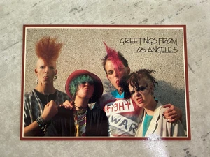 Tarjeta postal fotográfica de saludos desde Los Ángeles Fight War Punks alfombra roja gótica - Imagen 1 de 3