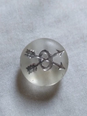 Antique Crossed Arrows Glass Button. - Image 1 of 4