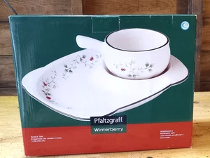 Pfaltzgraff Winterberry Snack Set mit Tablett und Stockgriffschale - Bild 1 von 4
