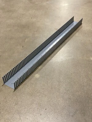 Conducto de cableado ranurado Panduit G6x4LG6 tipo G, 6" de ancho x 4" de alto, PVC gris claro, pieza de 6 pies Foto 1 de 3