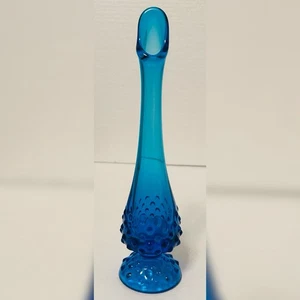 Jarrón de mesa vintage Midcentury Fenton azul vidrio oscilante con patrón de clavos - Imagen 1 de 4