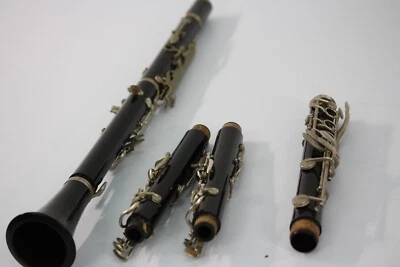 2 Campanas de Clarinete 1 Clarinete Aristocrat Beuscher más otras partes del cuerpo de clarinetes Foto 1 de 4