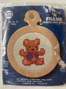 Vintage gezählter Kreuzstich Mini Stitch N Rahmen Teddybär kleines Stickset - Bild 1 von 2