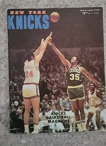 NY Knicks Magazine vs Boston Celtics WORLD CHAMPIONS EXCELLENT  - Picture 1 of 5