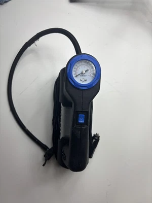 Inflador de aire portátil Kobalt para automóvil bomba de neumáticos, fuente de alimentación para vehículo de 12 V Foto 1 de 4