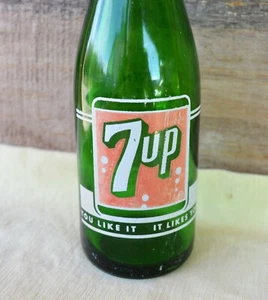 Vintage 7 Unzen grünes Glas 7 UP Sodaflasche ACL Logo Los Angeles Zutaten aufgelistet 8 Zoll - Bild 1 von 12