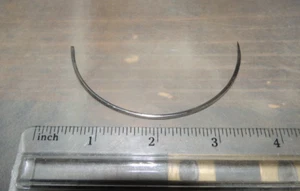 3-1/4" VINTAGE BERBECKER ENGLAND CURVED UPHOLSTERY LEATHER CANVAS SEWING NEEDLE - Picture 1 of 9