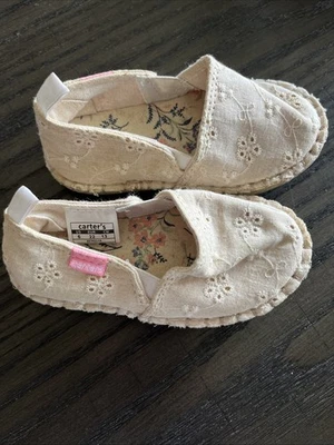 Zapatos sin cordones Carters beige con encaje para niños pequeños talla 6 informales elegantes bebé niña cómodos Foto 1 de 4