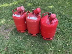 3 Leere Gas Flaschen in Rot - Bild 1 von 2