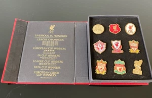 Juego de Insignia Escudo Oficial Liverpool Football Club LFC En Caja Original - Imagen 1 de 12