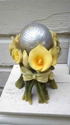 Precioso manojo de florero/soporte de resina esculpida con flores de lirios de cala amarillos Foto 1 de 4