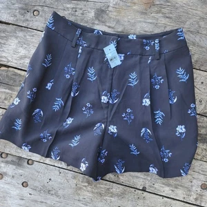NEW Ann Taylor 8P Petite Blue Floral Trouser Shorts Navy Flower White Pleated - Picture 1 of 7