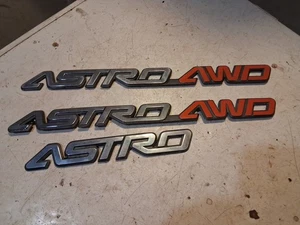 1995 - 05? Chevrolet Astro AWD Van Side & Rear Badges Emblems 15724742, 15724741 - Foto 1 di 13