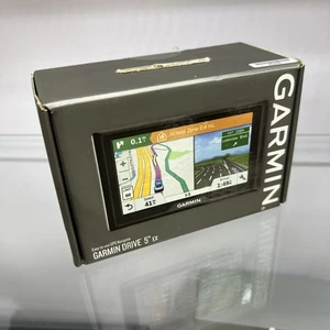 Garmin Drive 5" Ex Navegador GPS 010-01532-OF Enchufable Mapas Coche Viaje TOTALMENTE NUEVO - Imagen 1 de 8