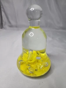 Joe St Clair Glass Paperweight Bell Shaped Clear With Yellow Flowers 4.25" - Imagen 1 de 6