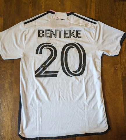 DC United Jersey Medium Benteke 20 New Cherry Blossom Away Kit Cover