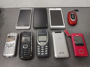 Pacchetto di telefoni più vecchi per ricambi o riparazioni  - Foto 1 di 7