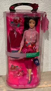 2006 Fashion Fever United Colors of Benetton Beijing Barbie doll NRFB China - Foto 1 di 8