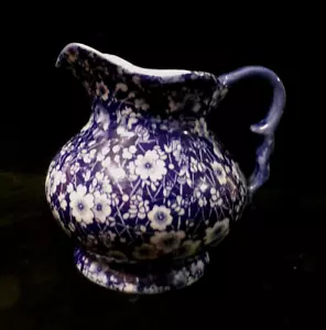 VINTAGE GLASIERTER KERAMIKKRUG - dunkelblau mit hübschen weißen Blumen - 1 Quart - Bild 1 von 6