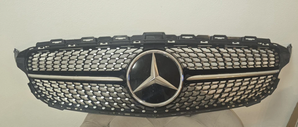 A2058881760 Kühlergrill C-Klasse W205 AMG-Styling 360° Mercedes Original - Bild 1 von 1