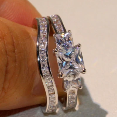 Conjunto de anillo de compromiso nupcial moissanita corte princesa de 2 quilates enchapado en oro blanco de 14 quilates Foto 1 de 4