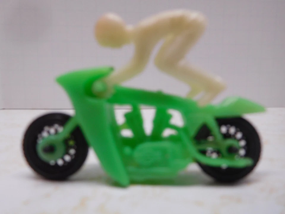 Motocicleta de plástico verde Hong Kong vintage años 70 con piloto blanco Foto 1 de 4