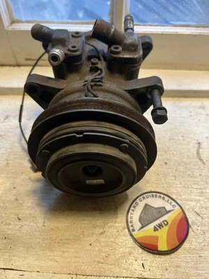 Compresor de aire acondicionado Toyota Land Cruiser FJ60 2F OEM Foto 1 de 4