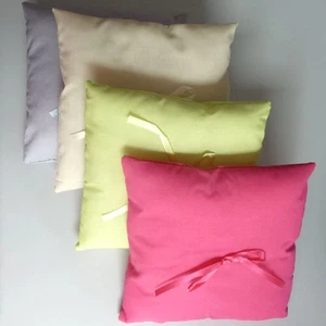 Alfombrilla para Anillos 18x18cm Con Lazo de Satén Selbergestalten DIY Moderno - Imagen 1 de 11